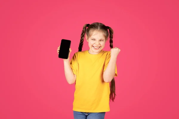 Overblij Klein Meisje Met Blanco Smartphone Vieren Van Succes Terwijl — Stockfoto