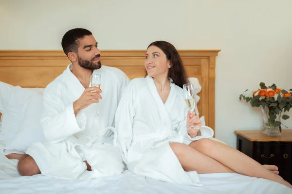 Romantik Kadeh Kaldırma Sevimli Bir Çift Otelin Yatak Odasında Bornozla — Stok fotoğraf