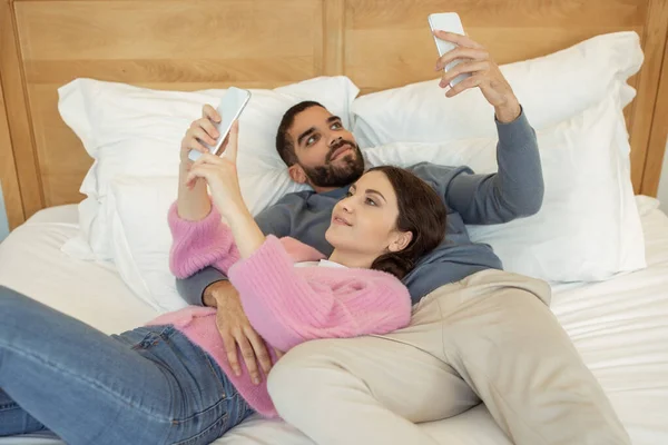 Tecnologia Móvel Pessoas Casal Jovem Casado Usando Smartphones Surf Web — Fotografia de Stock