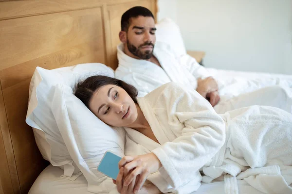 Sadakatsizlik Kıskançlık Kavramı Kadın Yatak Odasında Mesajlaşırken Arap Koca Cep — Stok fotoğraf