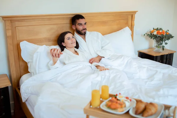 Flitterwochen Verliebtes Paar Das Sich Einem Bequemen Bett Umarmt Mit — Stockfoto