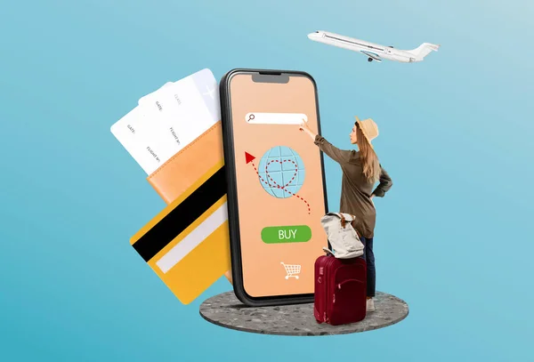 여행하는 여성분들은 핸드폰 스크린을 사용하고 온라인에서 여행을 합니다 가방을 창조적 — 스톡 사진