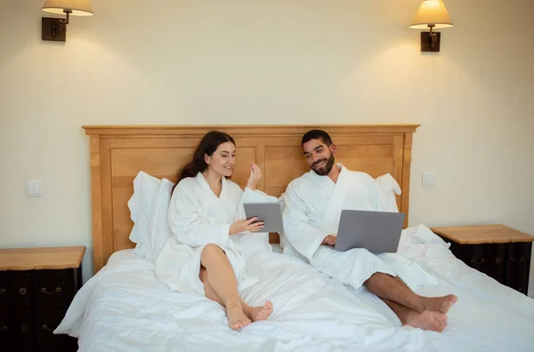 Wesoła Żona Pokazuje Cyfrowy Tablet Mężowi Podczas Gdy Małżonkowie Przeglądając — Zdjęcie stockowe