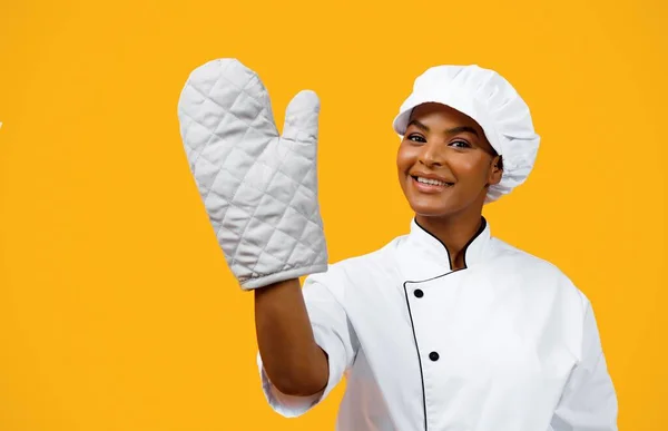 Beautiful Black Female Chef Wearing Oven Mitt Posing Yellow Background — Stock Photo, Image