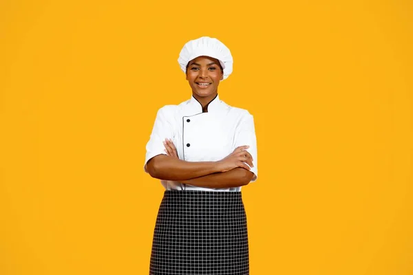 Profesyonel Aşçı Gülümseyen Siyah Aşçı Kadın Sarı Stüdyo Nun Arka — Stok fotoğraf