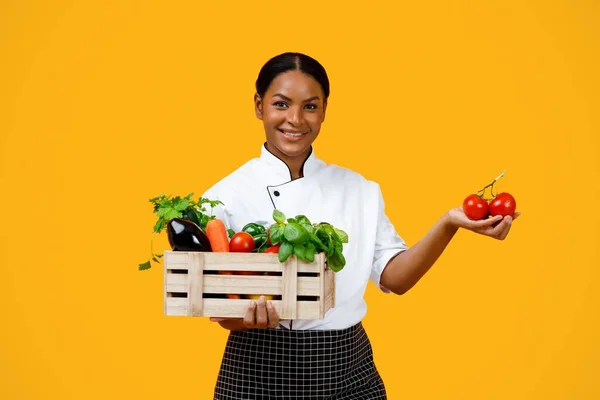 Gülümseyen Siyah Kadın Şef Elinde Organik Sebzelerle Ahşap Sandık Kameraya — Stok fotoğraf
