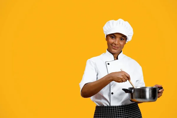 Mutfak Konsepti Sırıtkan Siyah Kadın Şef Elinde Tencere Kameraya Bakıyor — Stok fotoğraf