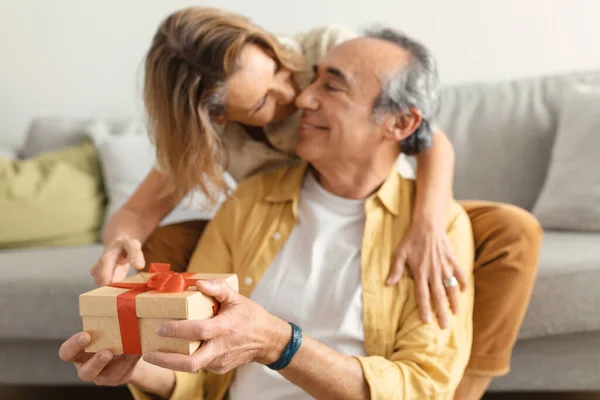 Αγαπώντας Την Ηλικιωμένη Σύζυγο Δίνει Δώρα Γενεθλίων Στον Ευτυχισμένο Σύζυγο — Φωτογραφία Αρχείου