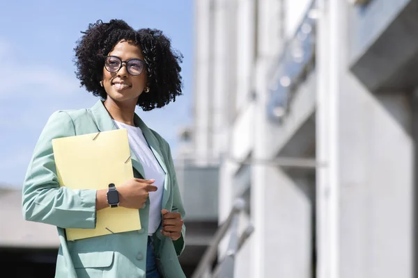 Utomhus Skott Glad Attraktiv Framgångsrik Ung Afrikansk Amerikansk Företag Affärskvinna — Stockfoto