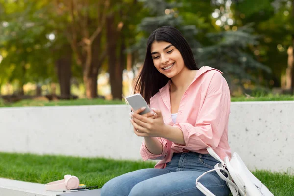 Feliz Bela Senhora Hispânica Relaxando Parque Com Smartphone Estudante Positiva — Fotografia de Stock