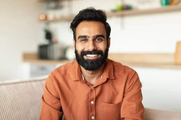 Close Portret Van Knappe Vrolijke Indiase Man Zoek Glimlachend Naar — Stockfoto