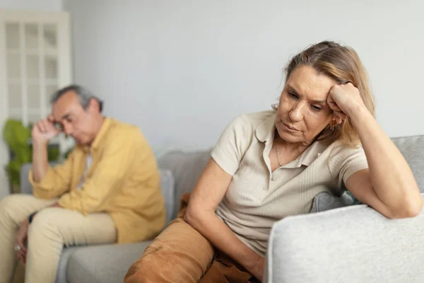 Verzweifelte Seniorin Ignoriert Ehemann Nach Streit Sitzt Auf Sofa Auf — Stockfoto