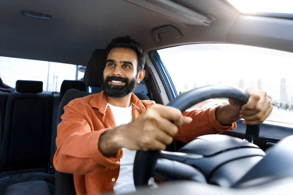 Autofahrt Lächelnder Bärtiger Indischer Junger Mann Der Auto Fährt Fahrersitz — Stockfoto