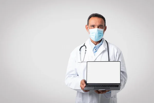 Felice Medico Maturo Caucasico Cappotto Bianco Maschera Protettiva Mostra Laptop — Foto Stock