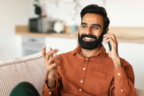 Mobil Letişim Sakallı Neşeli Hintli Genç Adam Arkadaşlarıyla Telefonda Konuşuyor — Stok fotoğraf