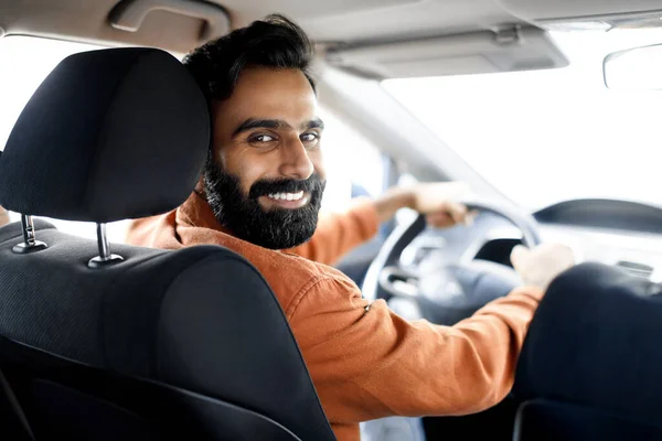 Autofahren Fröhlicher Arabischer Fahrer Der Die Kamera Lächelt Fahrzeuginneren Sitzend — Stockfoto