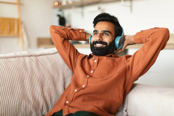 Glada Skäggiga Indian Man Lyssnar Musik Trådlöst Headset Hemma Luta — Stockfoto