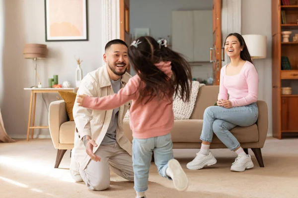 Reunion Daddy Asian Kid Daughter Running Embrace Her Dad While — Stock Photo, Image