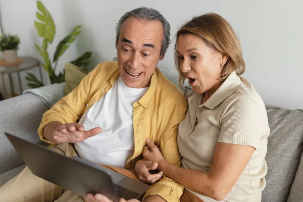 Emotionales Seniorenpaar Mit Laptop Hause Alter Mann Und Frau Die — Stockfoto