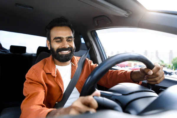 Chauffeur Voiture Portrait Indien Confiant Conduisant Nouvelle Voiture Assis Dans — Photo