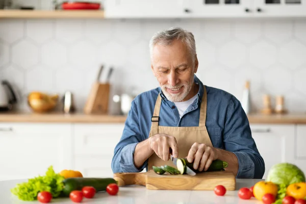 Ritratto Uomo Anziano Sorridente Cucinare Pasto Vegetale Cucina Felice Signore — Foto Stock