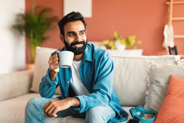 Günaydın Kahve Neşeli Arap Sakallı Adam Elinde Bardakla Sıcak Içkinin — Stok fotoğraf