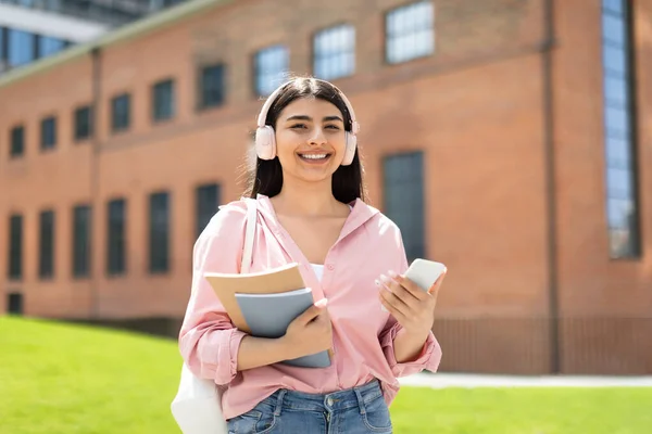 Współczesny Student Portret Szczęśliwej Latynoski Zeszytami Smartfonem Rękach Pozowanie Świeżym — Zdjęcie stockowe