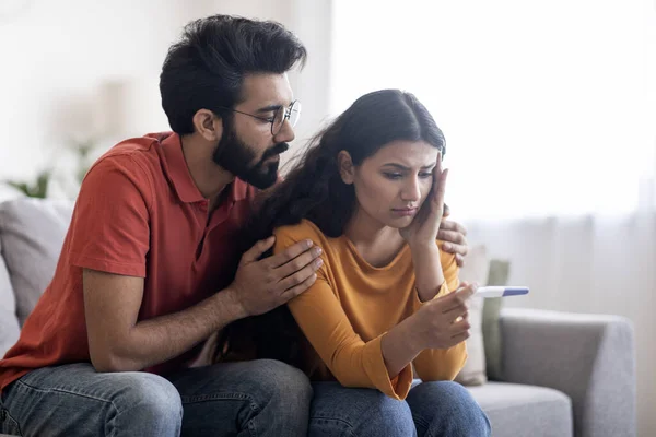 Verärgertes Indisches Paar Mit Negativem Schwangerschaftstest Das Hause Auf Der — Stockfoto