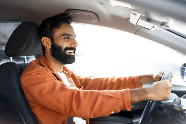 Propria Auto Orgoglioso Driver Indiano Guy Guida Sua Nuova Automobile — Foto Stock
