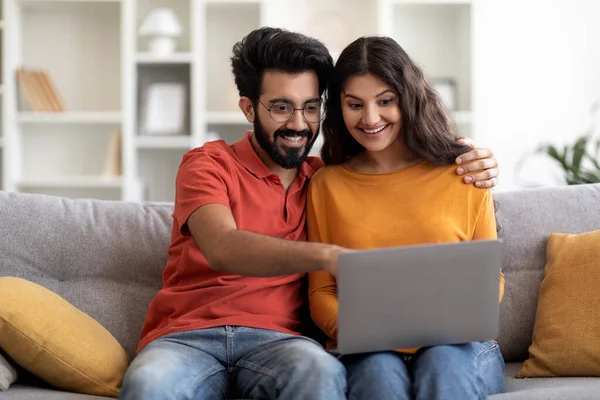 Glückliches Junges Indisches Paar Mit Laptop Das Online Urlaub Bucht — Stockfoto