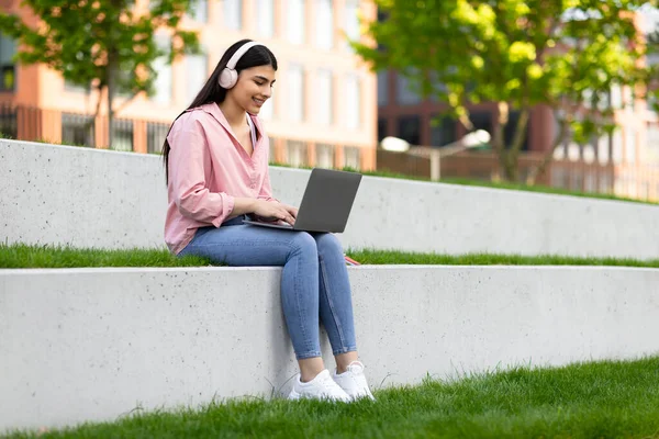 Uśmiechnięta Latynoska Studentka Bezprzewodowych Słuchawkach Studiująca Laptopem Świeżym Powietrzu Siedząca — Zdjęcie stockowe