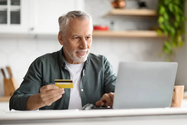 Compras Línea Hombre Mayor Sonriente Usando Ordenador Portátil Tarjeta Crédito —  Fotos de Stock