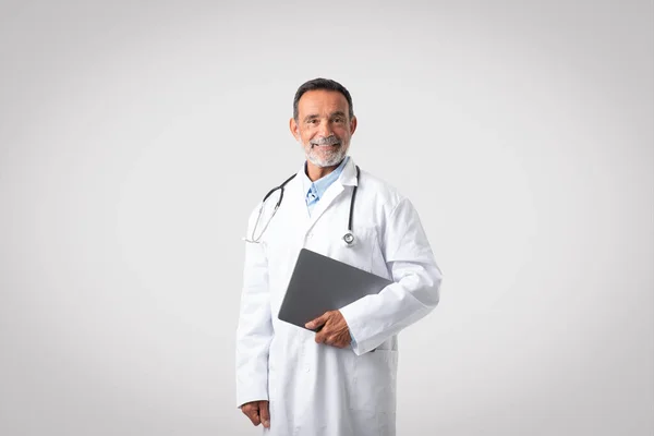 Terapeuta Médico Sênior Caucasiano Positivo Casaco Branco Com Laptop Isolado — Fotografia de Stock