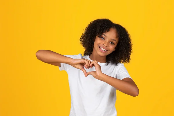 Pozytywne Kręcone Nastolatka Czarny Uczennica Białym Shirt Zabawy Gest Serca — Zdjęcie stockowe