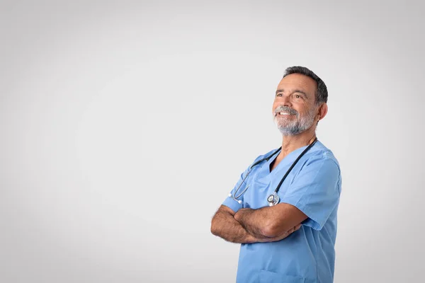 Anúncio Médico Oferta Homem Velho Branco Sorridente Médico Uniforme Cruzou — Fotografia de Stock