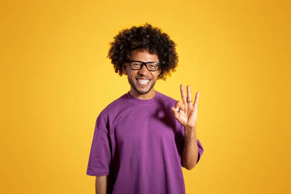 Szczęśliwy Czarny Dorosły Kręcony Mężczyzna Fioletowej Koszulce Okulary Sprawia Gest — Zdjęcie stockowe