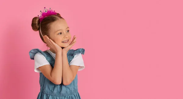 Schattig Klein Meisje Dragen Speelgoed Kroon Aanraken Gezicht Kijken Opzij — Stockfoto