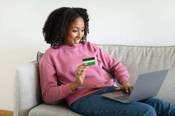Milenyum Siyahi Kadının Kredi Kartıyla Bilgisayarda Sohbet Etmesi Oturma Odasındaki — Stok fotoğraf