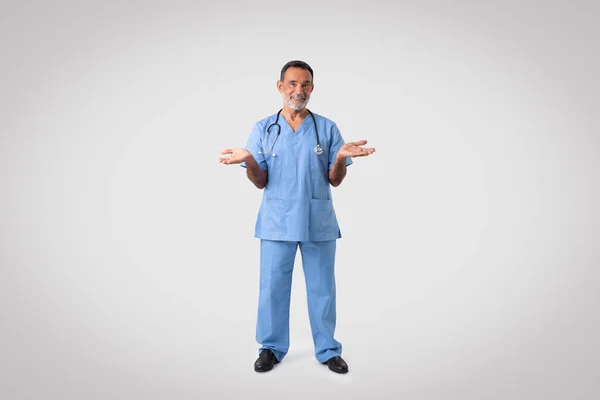Feliz Médico Caucásico Senior Cirujano Uniforme Azul Tienen Espacio Libre — Foto de Stock