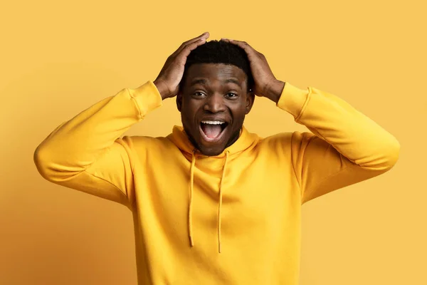Ongelooflijk Aanbod Verbaasd Verrast Duizendjarige Zwarte Man Dragen Gele Hoodie — Stockfoto