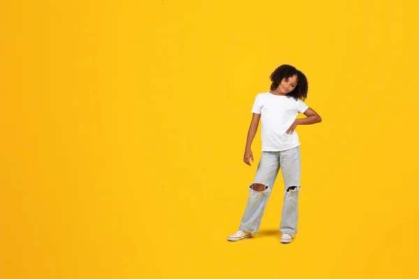 カメラを見て 黄色の背景 スタジオ フル長さに隔離された幸せな自信を持って巻きティーンエイジャーの黒の女子高生 ライフスタイルのファッション オファー — ストック写真