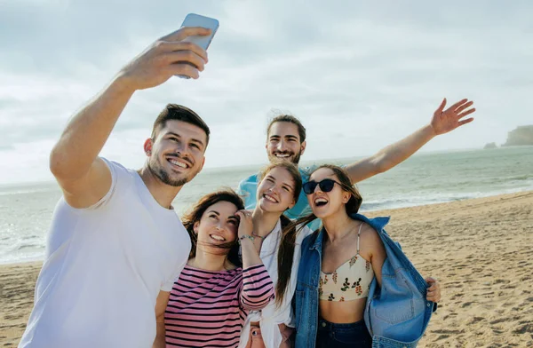 Neşeli milenyum Avrupalıları, gündelik Arap insanları akıllı telefondan selfie çekiyorlar, haftasonu özgürlüğünün tadını çıkarıyorlar, plajda ve dışarıda boş zaman geçiriyorlar. Arkadaşlarla piknikte fotoğraf, tatiller, yazın birlikte yürüyüş.