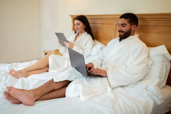 디지털 Happy Husband Wife Browsing Internet Computers Lying Bed Using — 스톡 사진