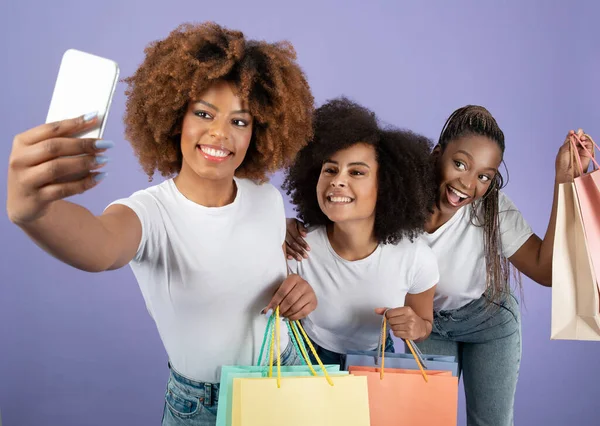 Mobile Shopping Fun Tres Felices Mujeres Afroamericanas Compradoras Haciendo Selfie — Foto de Stock