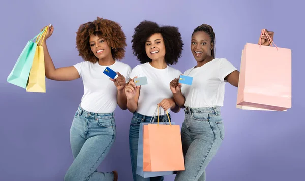 Offerta Shopping Tre Allegre Afroamericane Shopaholics Ladies Posa Con Carte — Foto Stock
