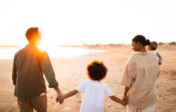Idealny Wieczór Rodziną Widok Tyłu Rodziców Spacerujących Plaży Dwójką Dzieci — Zdjęcie stockowe
