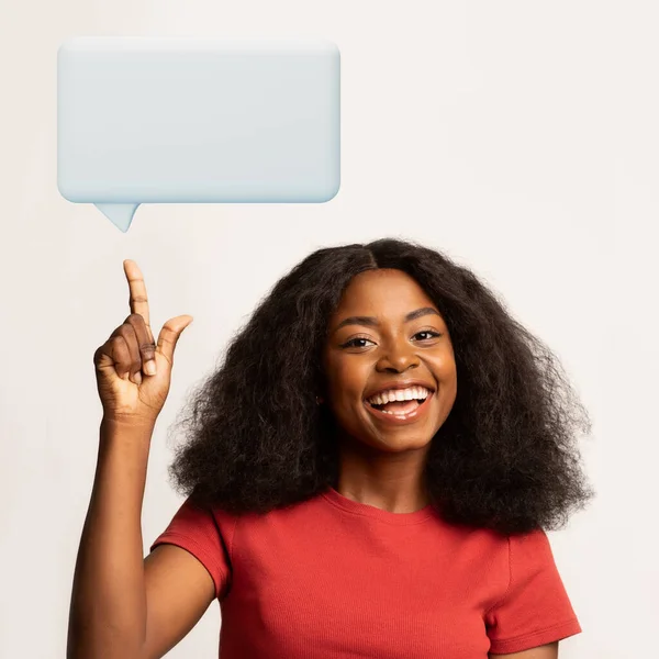 Nadšený Černošky Žena Ukazující Prst Nahoru Prázdné Textové Bubliny Dobrým — Stock fotografie