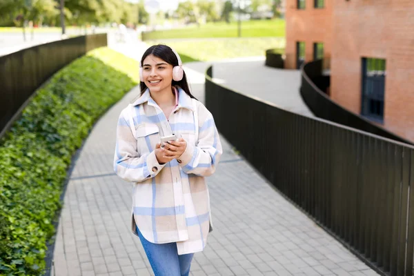 Освітній Подкаст Усміхнена Студентська Леді Використовуючи Мобільний Телефон Бездротових Навушниках — стокове фото