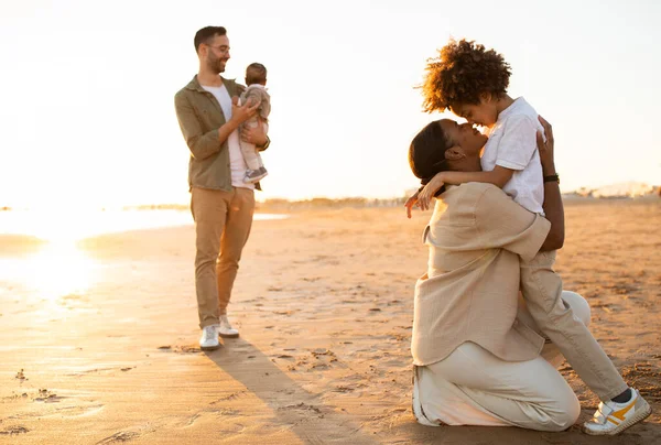 Rodzinne Chwile Matka Syn Obejmujący Pierwszym Planie Podczas Gdy Ojciec — Zdjęcie stockowe
