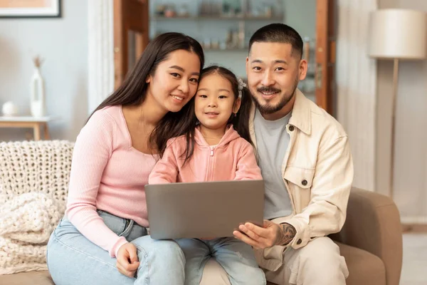 Família Moderna Jovem Asiático Pai Mãe Filha Usando Computador Sorrindo — Fotografia de Stock